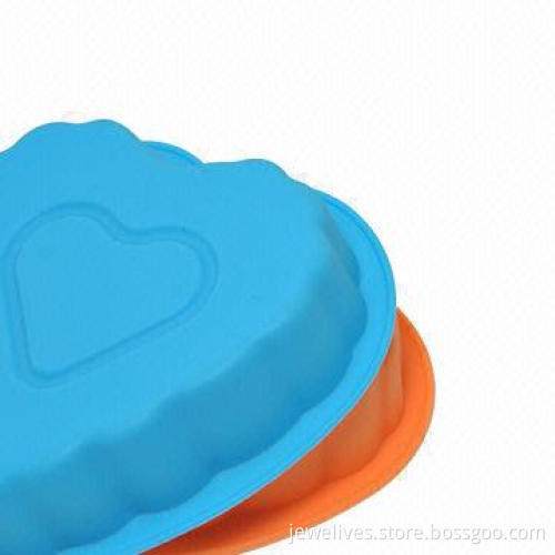 Sweet heart-shaped silicone baking cake pans in middle size
